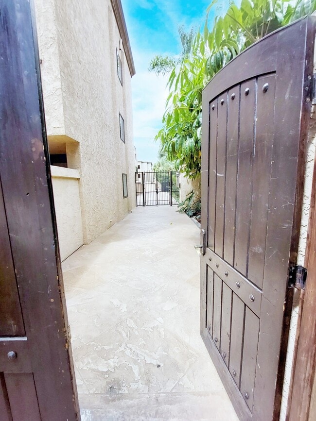 Building Photo - 2420 Torrey Pines Rd