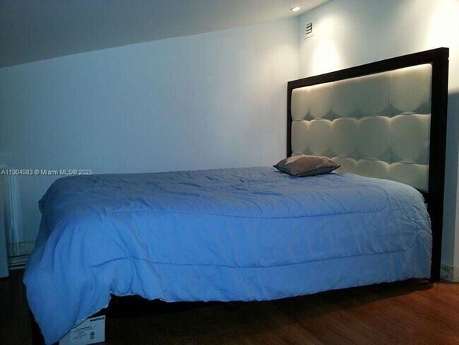 Building Photo - 546 NE 199th Ln