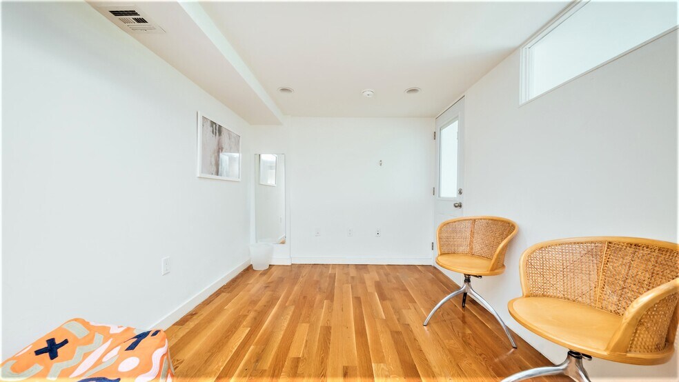 Building Photo - 130 Scholes St