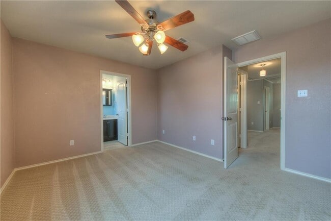 Building Photo - 712 Alamo Plaza Dr