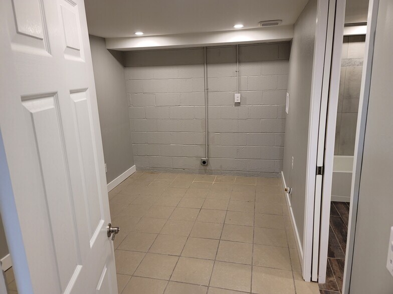 3rd bedroom, office, or utility room - 329 1/2 S Hocker Ave