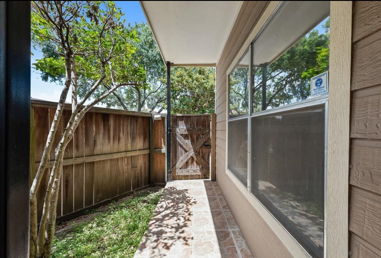 Building Photo - 726 Bering Dr