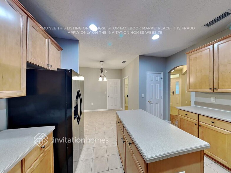 Building Photo - 260 Silver Glen Ave