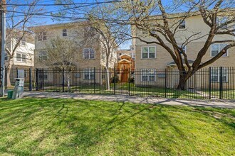 Building Photo - 305 E 31st St