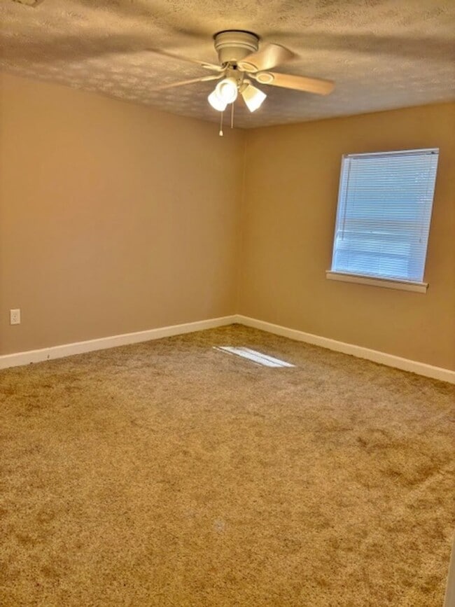 Building Photo - 3 Bedroom, 2 Bath home.