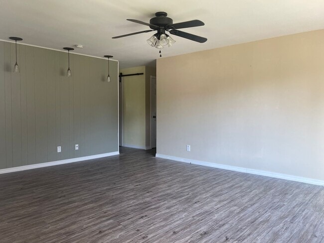 Building Photo - Charming Mid-Century Modern 3 bedroom on the West Side $1700 per month