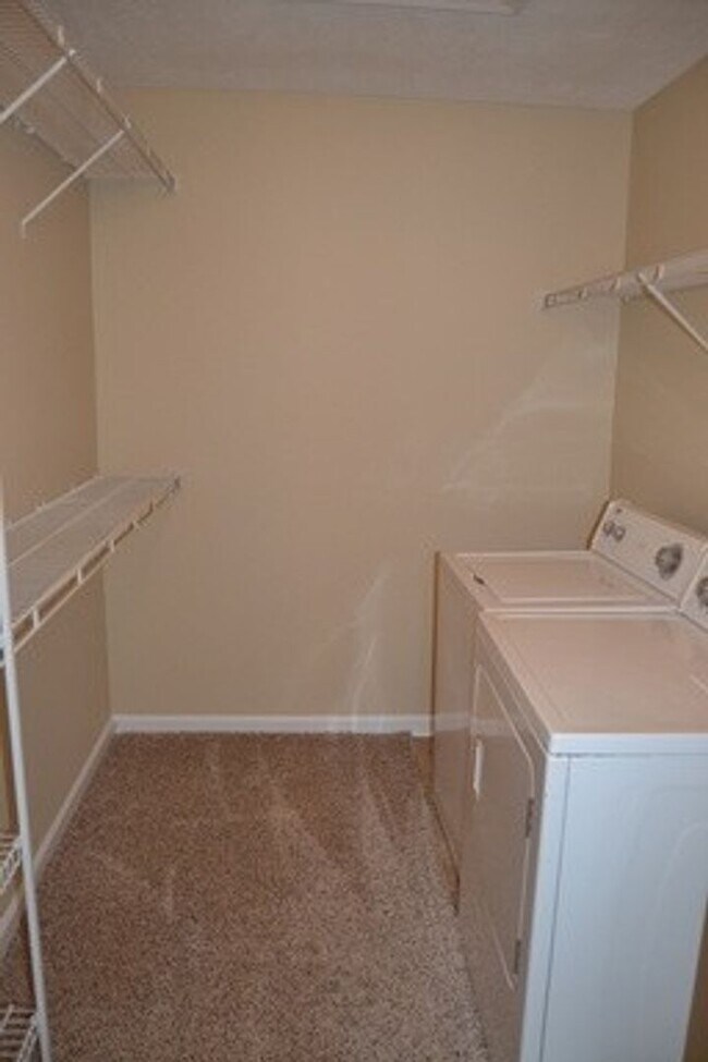 Building Photo - Cute 2 Bedroom Townhouse - Close to Shopping & Restaurants! Near I-20 and Washington Rd