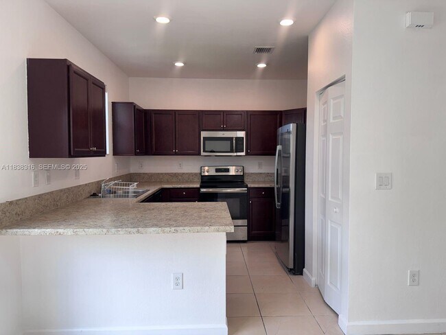 Building Photo - 3757 SE 2nd Dr