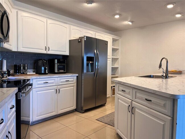 Building Photo - 6612 Black Fin Way