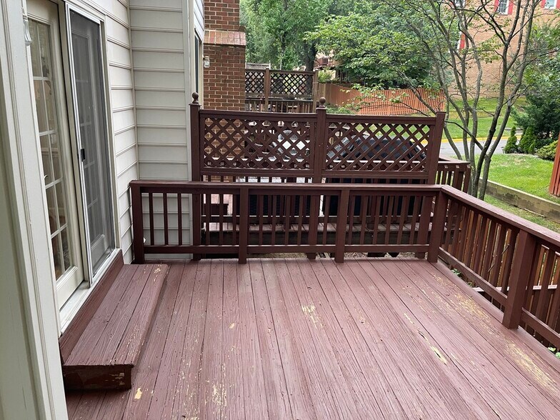 Deck - 2100 Bobbyber Dr