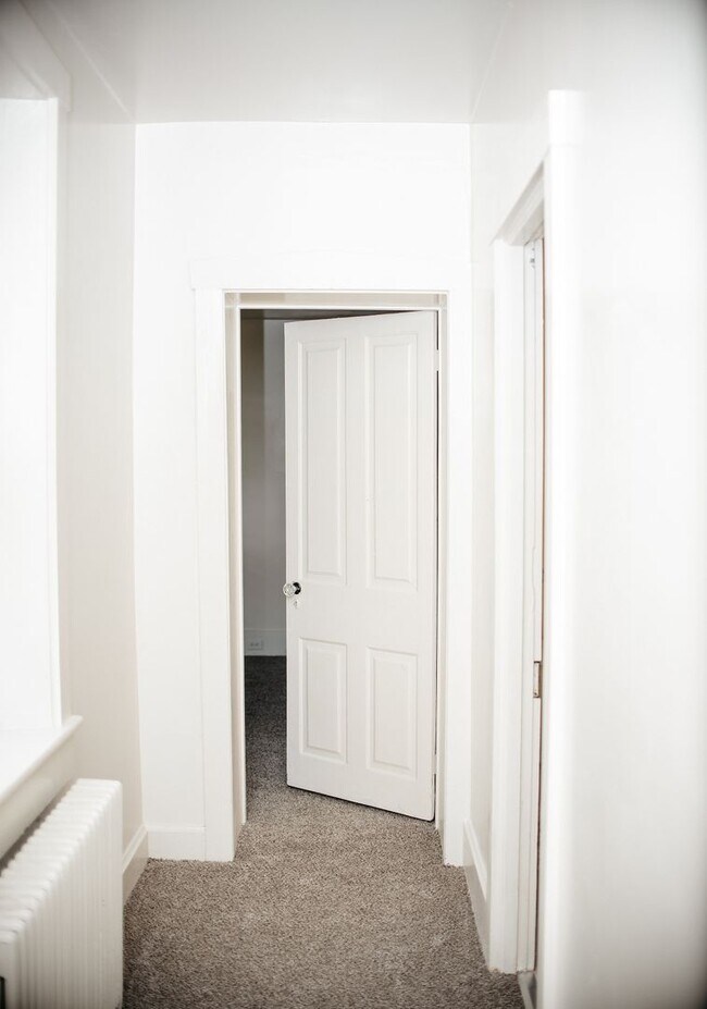 Building Photo - 204 E High St