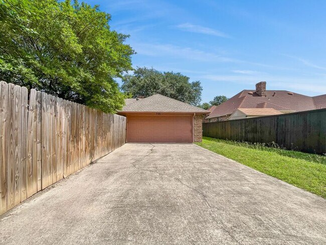 Building Photo - 700 Dartbrook Dr