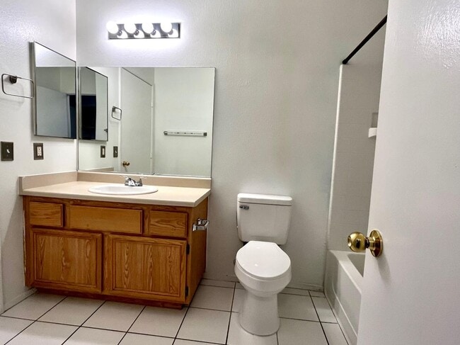 Building Photo - 3 Bedroom Condo located off of Warm Springs and South Durango!!! Southwest Location!