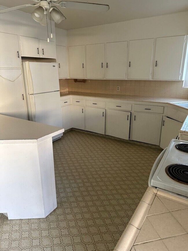 Building Photo - Desirable 2 Bedroom