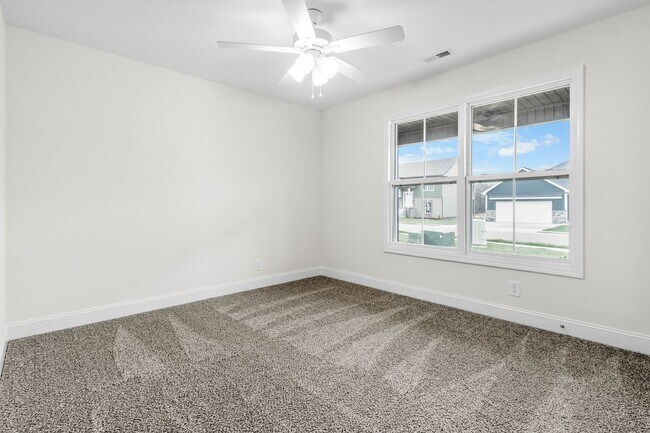 Building Photo - 3 Bedroom 3 Bath Home For Rent Near Post!