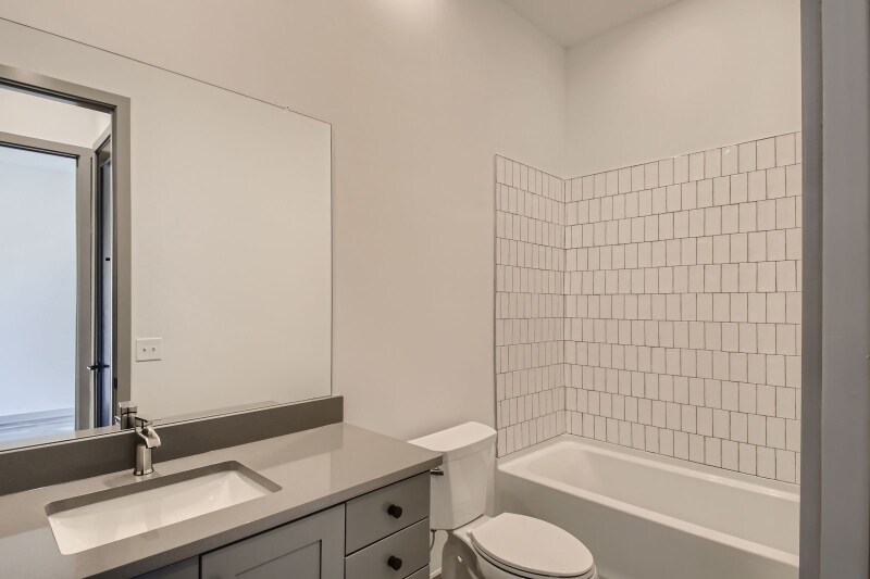 Building Photo - 5714 California Ave