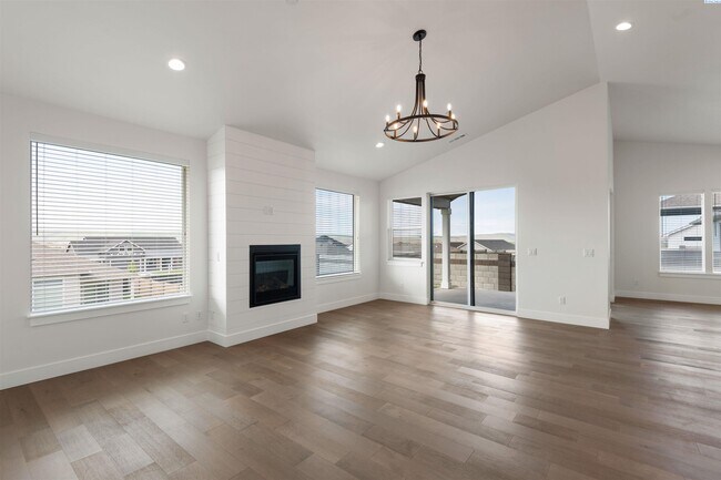 Building Photo - Generational suite w/separate entrance!