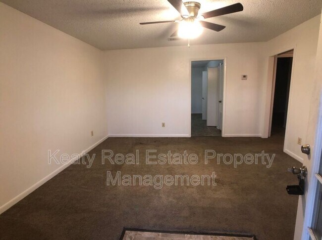 Building Photo - 102 Country Ln