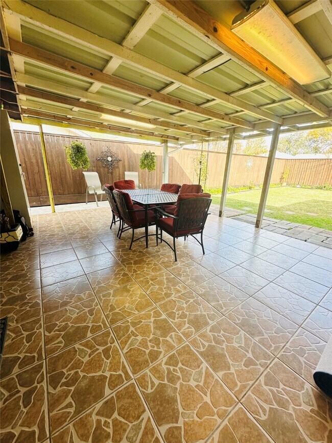 Building Photo - 10518 Pleasanton Dr