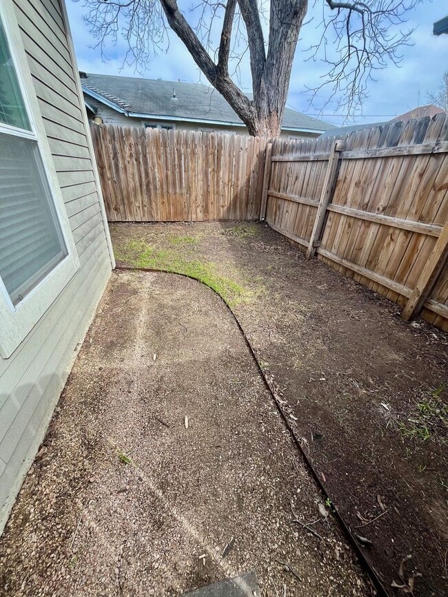 Building Photo - 3/2 Single Story Conveniently Located to D...