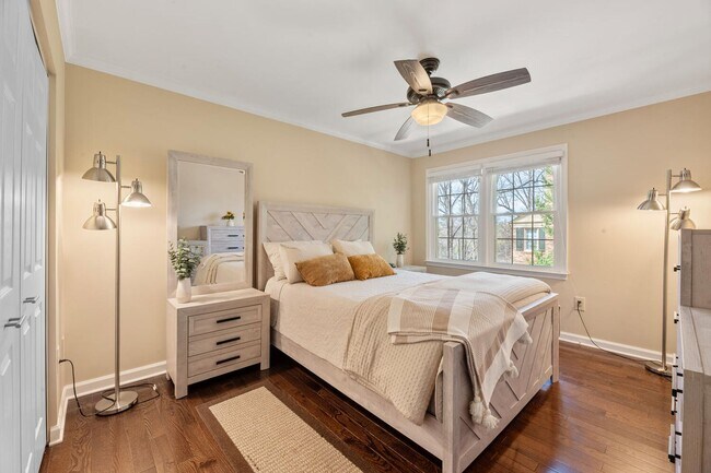 Building Photo - 4 Bedroom, 3.5 Bath Furnished Townhouse Available