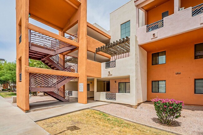 Building Photo - Walking Distance to ASU!