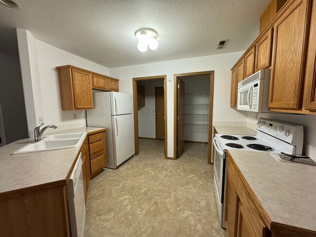 Building Photo - 2 bedroom 2 bathroom Roseburg Duplex