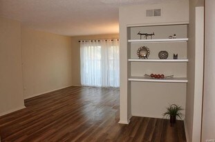 Building Photo - 444 N Clay Ave