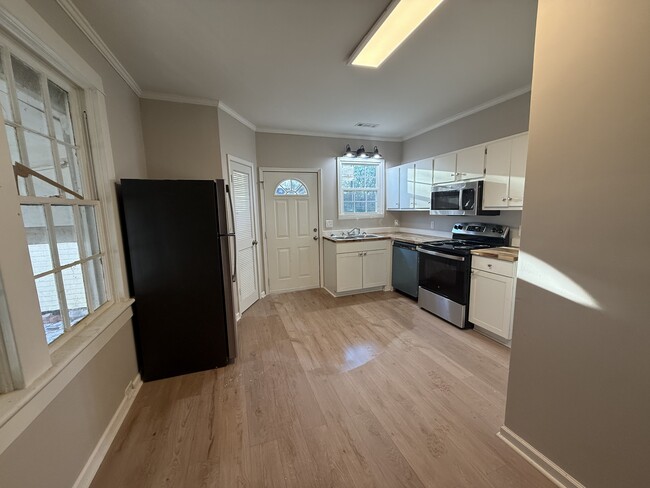 Building Photo - 75 E 3rd St NE