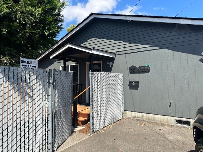 Building Photo - Beautifully updated 3 bedroom, 1 bath house in Eugene!