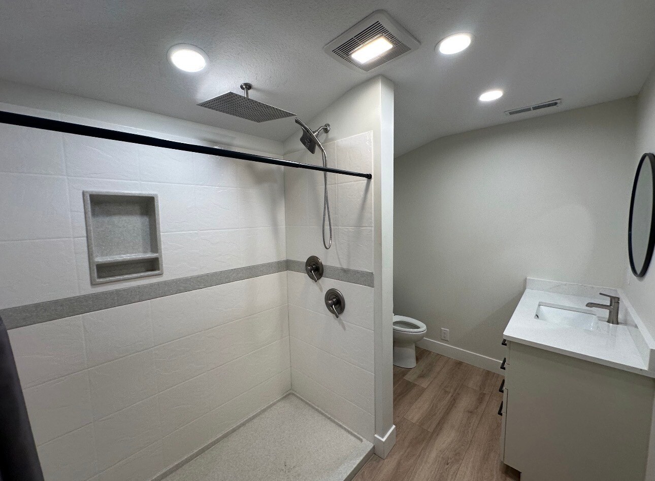 bathroom with overhead rain shower - 1415 S Oak St
