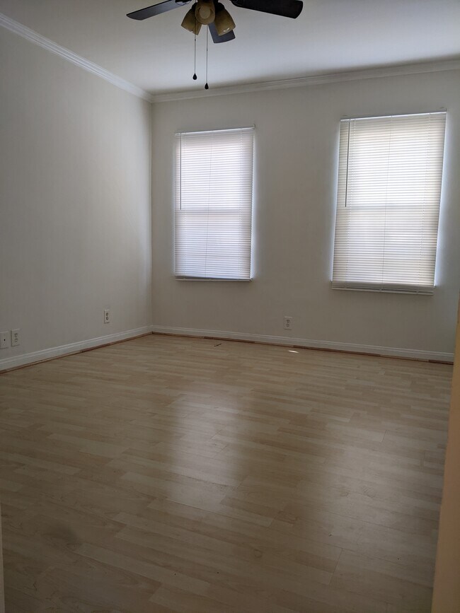 Building Photo - 2213 Carmona Ave