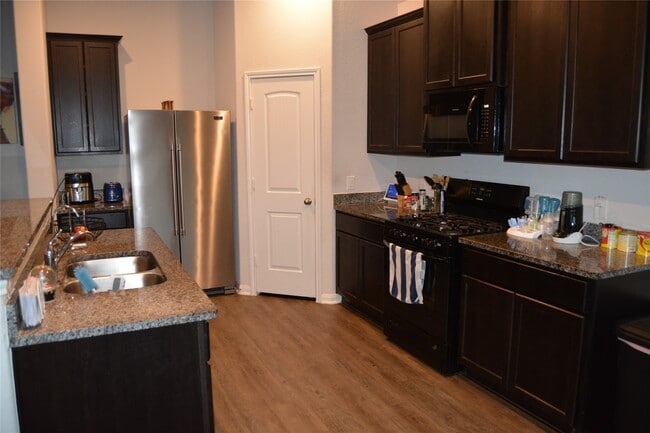 Building Photo - 17616 Cedar Crst Dr