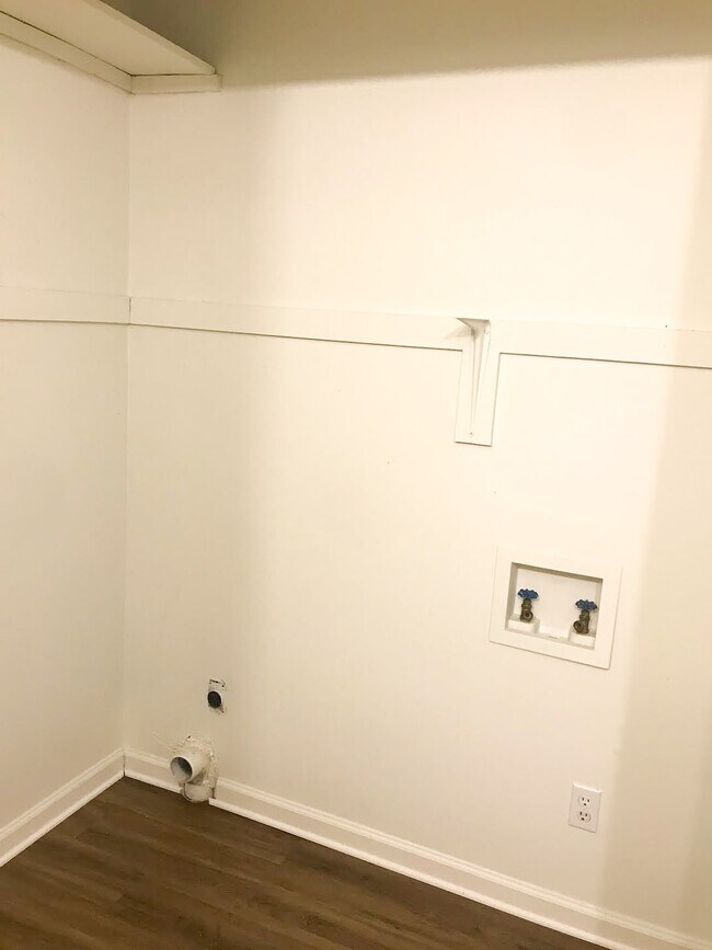 Building Photo - 1000 N Red St