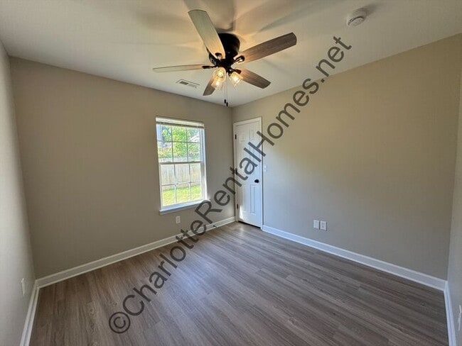 Building Photo - Updated ranch home near uptown!