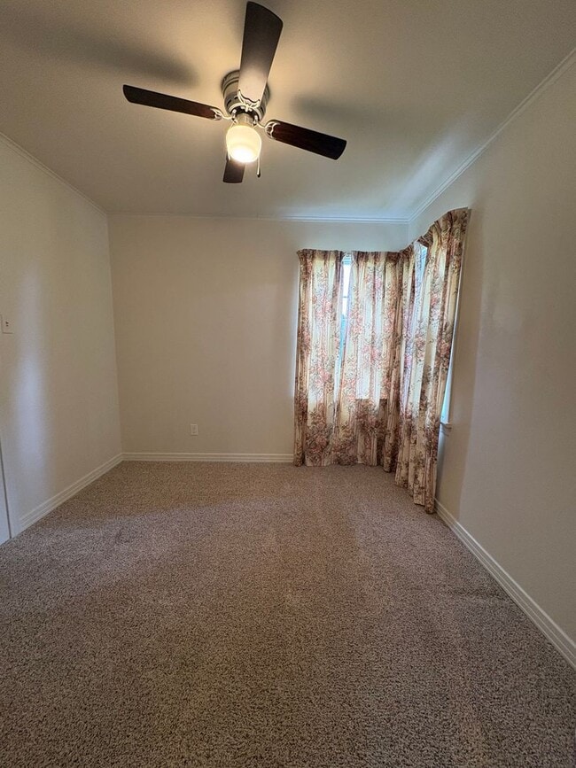 Building Photo - Beautiful 4 bedroom/1 bath with Central Air & Heat on Corner Lot