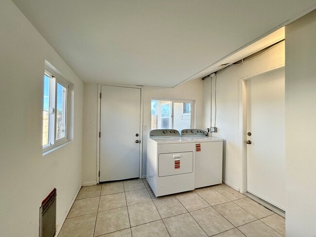 Building Photo - 2 bed 1 Bath with Garage in The Heart of Clairemont!