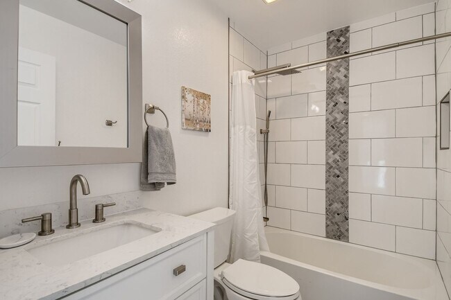 Building Photo - Lovely 3 BDR/3BA Home - 20 Minutes to Denver