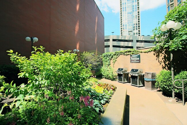 Building Photo - 1150 N Dearborn St