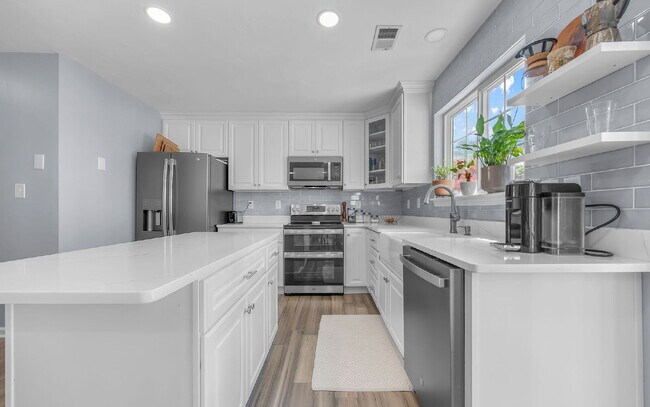 Building Photo - Waterfront Rental