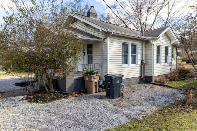 Building Photo - 708 E Woodland Ave