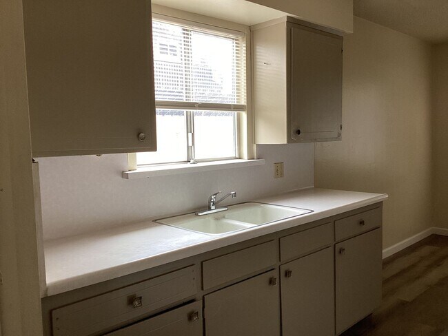 Building Photo - 1414 W Vassar Ave