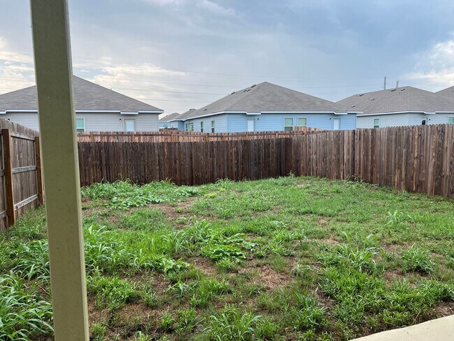 Building Photo - Luxury 3/2 Townhouse in Seguin, Texas