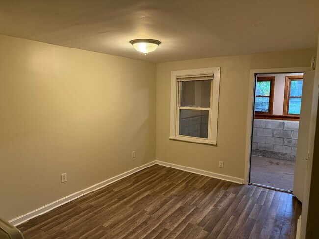 Building Photo - 686 3rd Ave