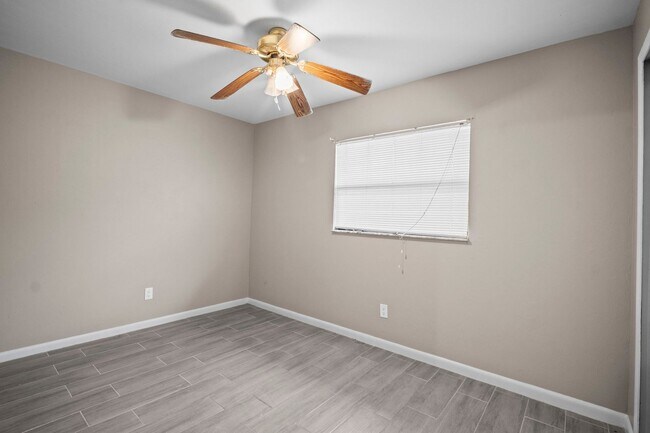 Building Photo - Stunning duplex offers two spacious bedroo...
