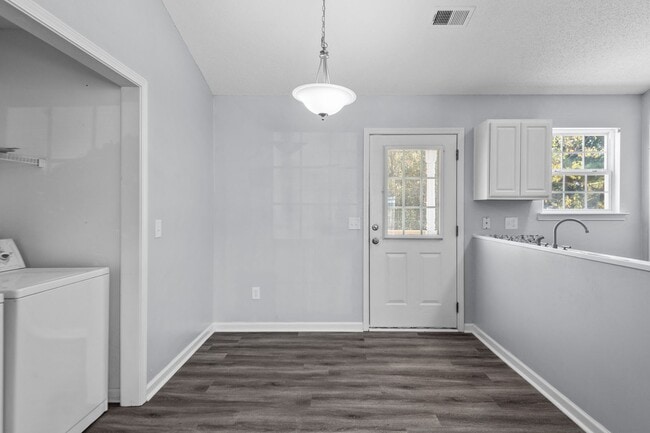 Building Photo - Beautiful 3 bedroom HOME