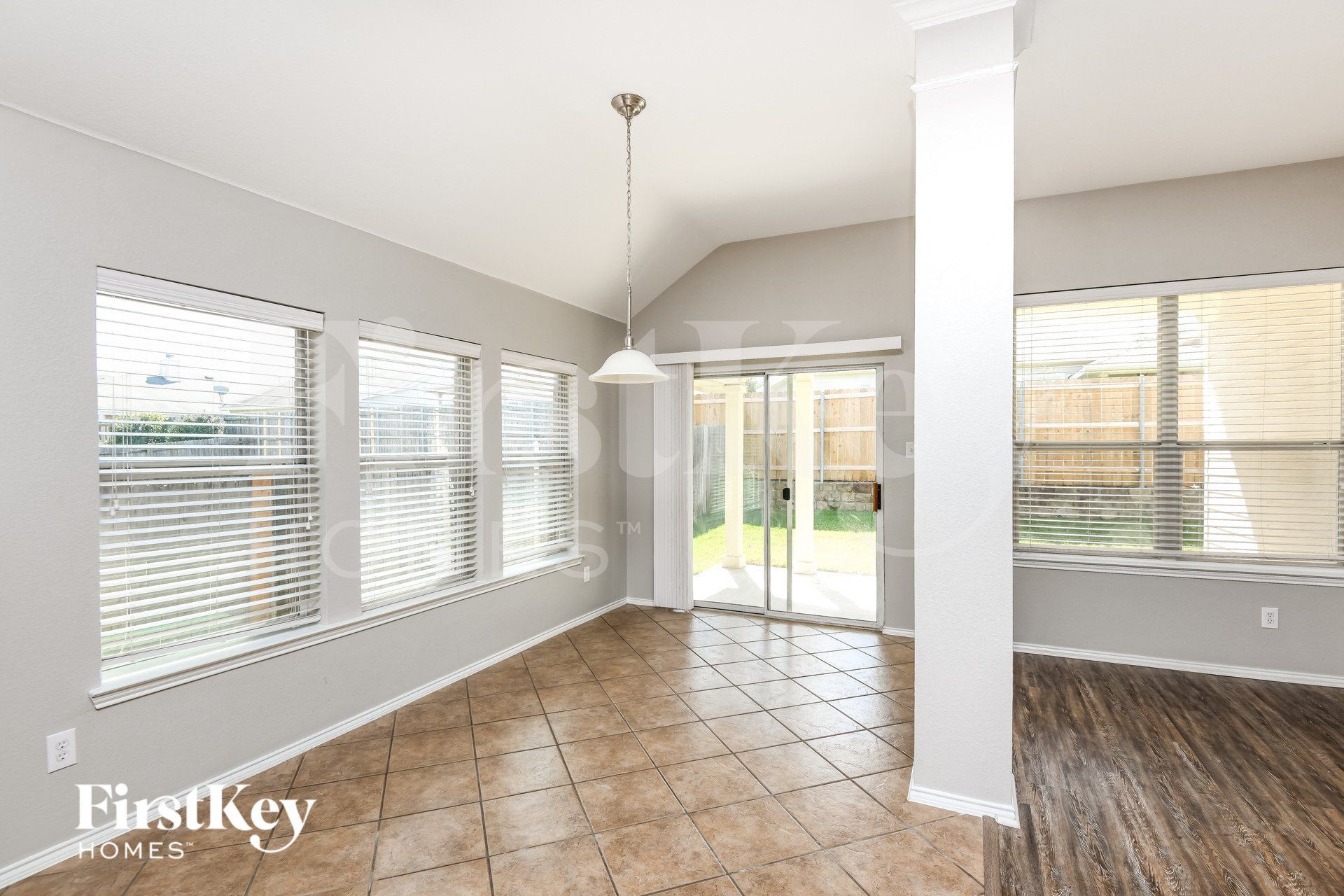Building Photo - 423 Hackberry Dr