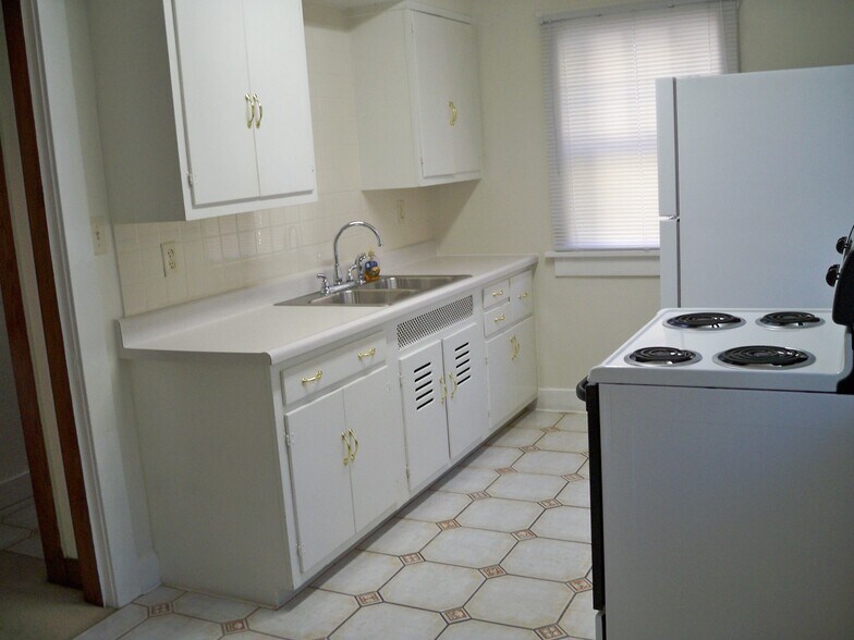 Building Photo - 331 W Cedar St