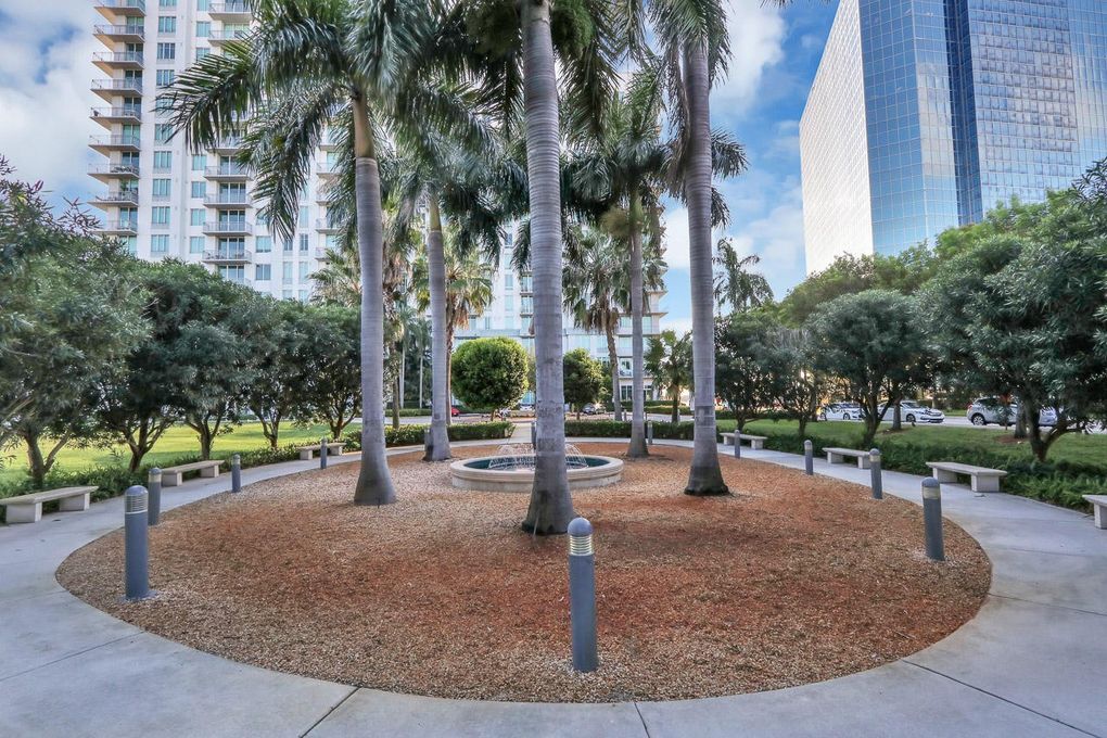 Building Photo - 300 S Australian Ave