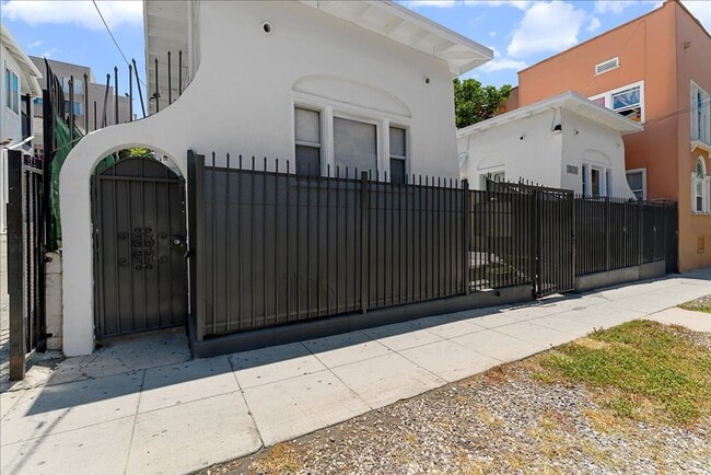 Building Photo - 322 1/4 Columbia Ave-